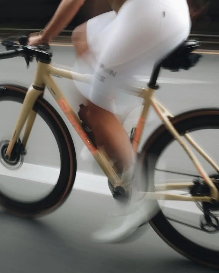 Athleten beim Training auf der Laufbahn